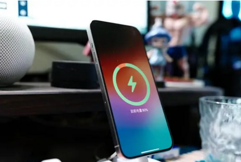 万州苹果15换屏服务分享用什么充电器给iPhone15充电更好 